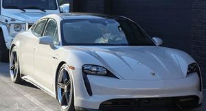 Хэмилтон ездит по Калифорнии на новейшем электромобиле Porsche