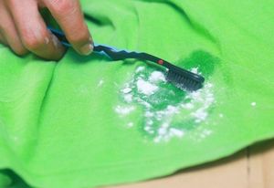 9 хитростей, как избавиться от въевшихся жирных пятен на одежде без химчистки и дорогих средств