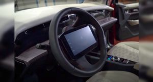 КамАЗ показал, как работает планшет в руле современного электрокара «Кама-1»