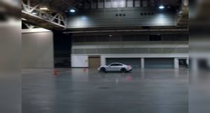 Электрический Porsche Taycan установил мировой рекорд скорости в помещении