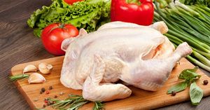Три блюда из одной курицы: как экономно разделать птицу