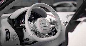 Муж подарил жене стильный розово-белый Bugatti Chiron