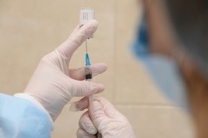 20 сибиряков, испытывавших новую вакцину, заразились ковидом: врачи объяснили, что произошло