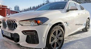Прототип BMW X6 сфотографировали с двумя дисплеями на передней панели