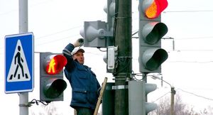 Что означает мигающий зеленый сигнал светофора, и как себя при нем вести?