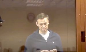 Эксперты объяснили хамское поведение Навального в суде