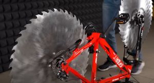 Блогер заменил колёса велосипеда дисками от циркулярной пилы