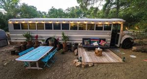 Школьный автобус переоборудовали в мини-дом на колесах