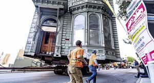 В Сети появилось видео, как гигантский дом в Сан-Франциско катится по дороге к новому адресу