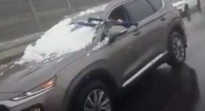 В Сети возмутились водителем, на ходу чистившим стекло от снега