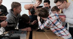 Московские школьники и студенты колледжей поучаствуют в гонке радиоуправляемых машин