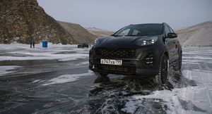 Посмотрите, вот он без страховки идет. Тест-драйв Kia Sportage Black Edition на Байкале