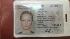 Артемий Лебедев опубликовал фото удостоверения личности Юлии Навальной с немецким видом на жительство