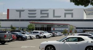 Завод Tesla в США на 2 дня приостанавливал работу из-за дефицита комплектующих