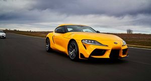 Битва поколений: на прямой сравнили старую Toyota Supra с двумя новыми
