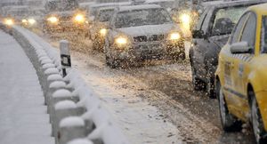Как передвигаться на автомобиле в сильный снегопад