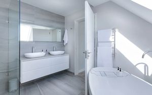 Что предпочтительнее в квартире: душевая кабинка или ванна?