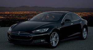 Tesla вывела на дороги Model S со штурвалом вместо руля