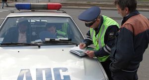 Обязан ли водитель передать документы инспектору ДПС, если автомобиль припаркован и стоит неподвижно?