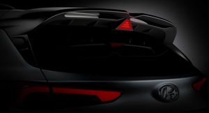 Hyundai Kona N 2022 года показали на новых тизерных изображениях