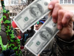 В ВШЭ заявили о невозможности России отказаться от доллара