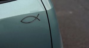 Что означает значок «рыбка» и зачем он нужен на автомобиле