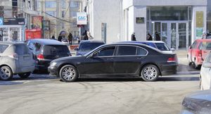 На улицах Новосибирска заметили тонированные «в хлам» дорогие автомобили