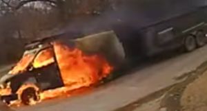 В США видеорегистратор полицейского запечатлел пролетевший на огромной скорости горящий фургон