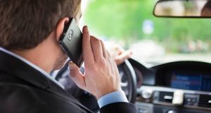Аналитики назвали количество водителей, говорящих за рулем по телефону