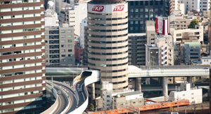 Небоскреб, сквозь который проходит шоссе — чудо архитектуры в Японии