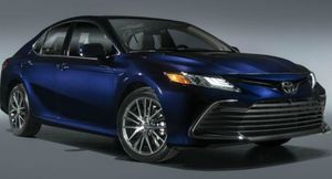 Toyota начала прием заказов на обновленный седан Toyota Camry в России