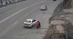 Погоня полицейских за курьером на скутере насмешила Сеть