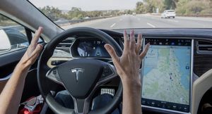 Пока пассажиры спали, автопилот Tesla затеял погоню от полицейских