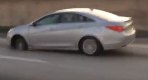 Поездку Hyundai Sonata без одной покрышки показали на видео