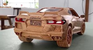 Создание деревянной копии нового Chevrolet Corvette C8 показали на видео