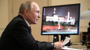 Путин призвал защитить минимальный доход россиян от списания по долгам