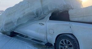 В Сети опубликовали фото пикапа Chevrolet, вмороженного в лёд на два месяца