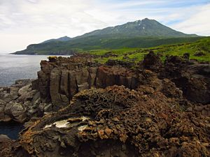 Здесь можно свариться или получить химический ожог. Обманчивое название озёр "Голубые глазки" на курильском острове Итуруп.