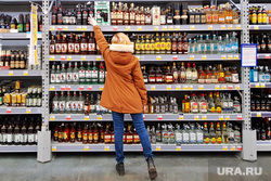 Россиянам хотят запретить покупать алкоголь и сигареты при детях