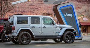 Jeep установит на внедорожных трассах зарядные станции для гибридных версий Wrangler