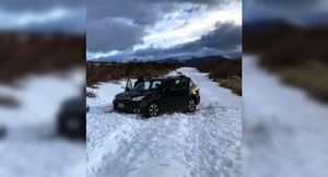 Что делать, если машина застряла в снегу или песке