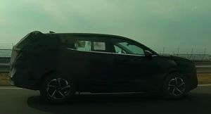 Kia Sportage нового поколения изнутри и снаружи показали на шпионском видео