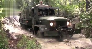 Блогеры показали на видео, как не надо вытягивать из воды тяжелый грузовик