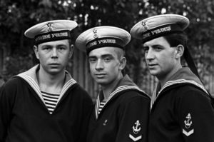 Американцы сняли с баржи в Тихом океане четырех исхудалых советских солдат-срочников. Сильная история за кадром