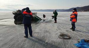На Байкале два грузовика провалились под лед