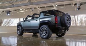 Новый GMC Hummer EV сможет заряжать другие электрокары