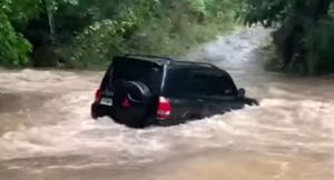 Mitsubishi Pajero пытался пересечь брод, но оказался под водой