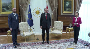 На переговорах с Эрдоганом главе Еврокомиссии не хватило стула