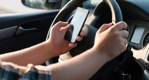 Две трети автомобилистов проверяют телефоны за рулем