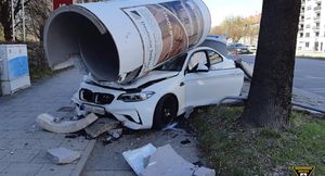 Спорткар BMW выдержал краш-тест в реальной жизни: огромная бетонная тумба упала на крышу